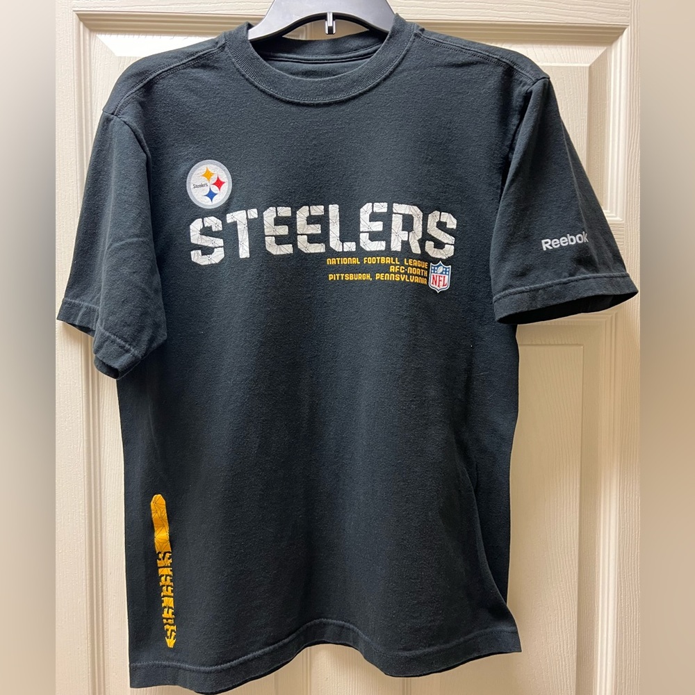 Men’s small Pittsburgh Steelers NFL t-shirt.
